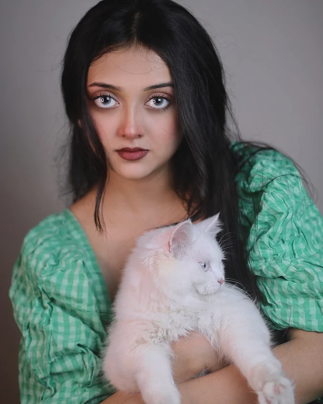 প্যাস্টেল মিন্ট ডিপনেক চেকার্ড ড্রেসের লুকে কোলে আছে বিড়াল 