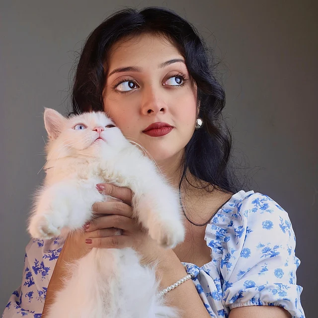 ফুলেল ড্রেসে সুন্দরী পারশার সঙ্গে তাঁর বিড়ালটিও দারুণ পোজ দিয়েছে