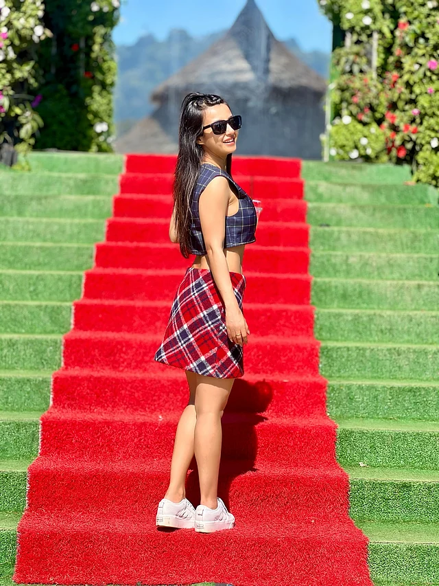 পায়ে সাদা স্নিকার্স আর অ্যাক্সেসরিজ ও স্টাইলিং-এ বেছে নিয়েছেন বড় কালো সানগ্লাস।