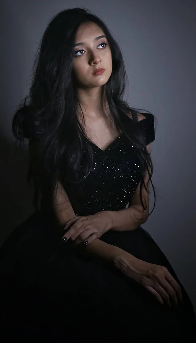 কিছুটা গথিক আমেজের এমন স্টাইলিশ লুকে প্রায়ই দেখা যায় পারশাকে। পরেছেন কালো সিকুইনের পোশাক 