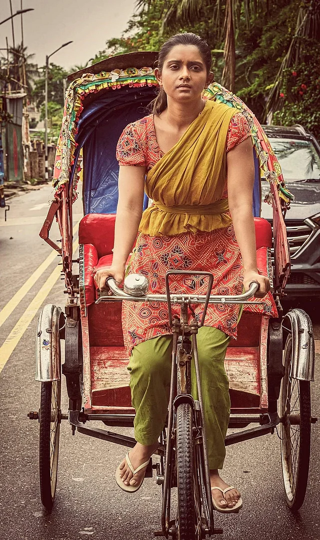 এর আগে রিকশা গার্ল নাটকে এরকম অত্যন্ত জীবনঘনিষ্ঠ লুকে দেখা গিয়েছে তানজিন তিশাকে।