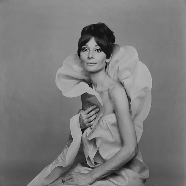 অড্রের এই বিখ্যাত স্ট্র্যাপলেস ড্রেসের লুকের মূলে আছে ভ্যালেন্তিনো