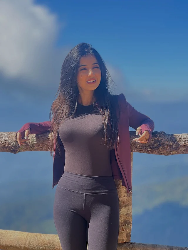 আধুনিক অ্যাথলেজার স্টাইলে ধরা দিয়েছেন সুন্দরী। কালো বডি-ফিট টপের ওপর লেয়ার করেছেন মেরুন শেডের জ্যাকেট। জুটি হয়েছে হাই-ওয়েস্ট লেগিংস