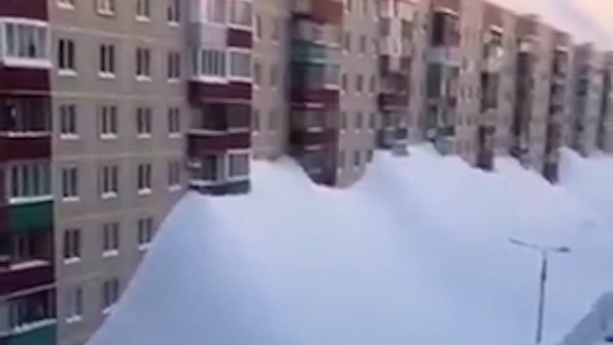 ঘর থেকে বের হতে খুঁড়তে হচ্ছে সুড়ঙ্গ, তুষারপাতে বিপর্যস্ত রাশিয়া