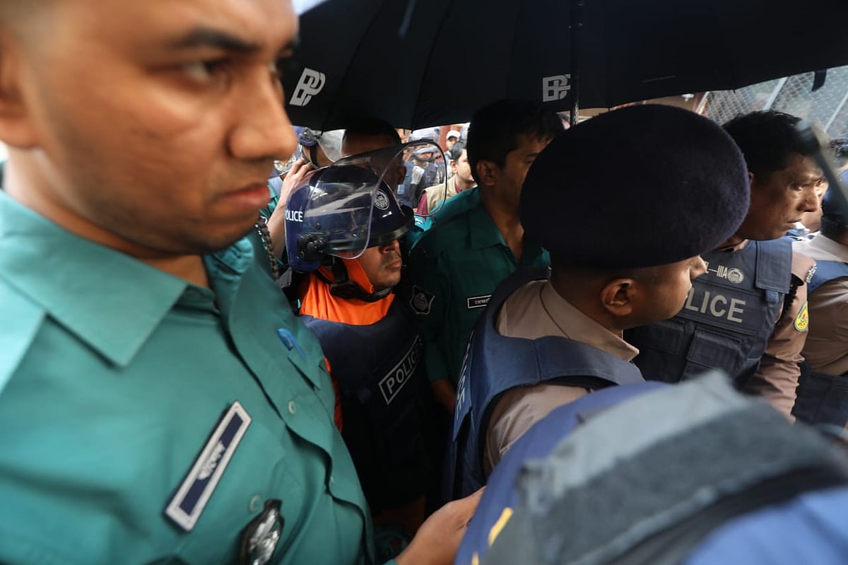 চিন্ময়সহ ৩৯ জনের বিচার শুরুর আদেশ