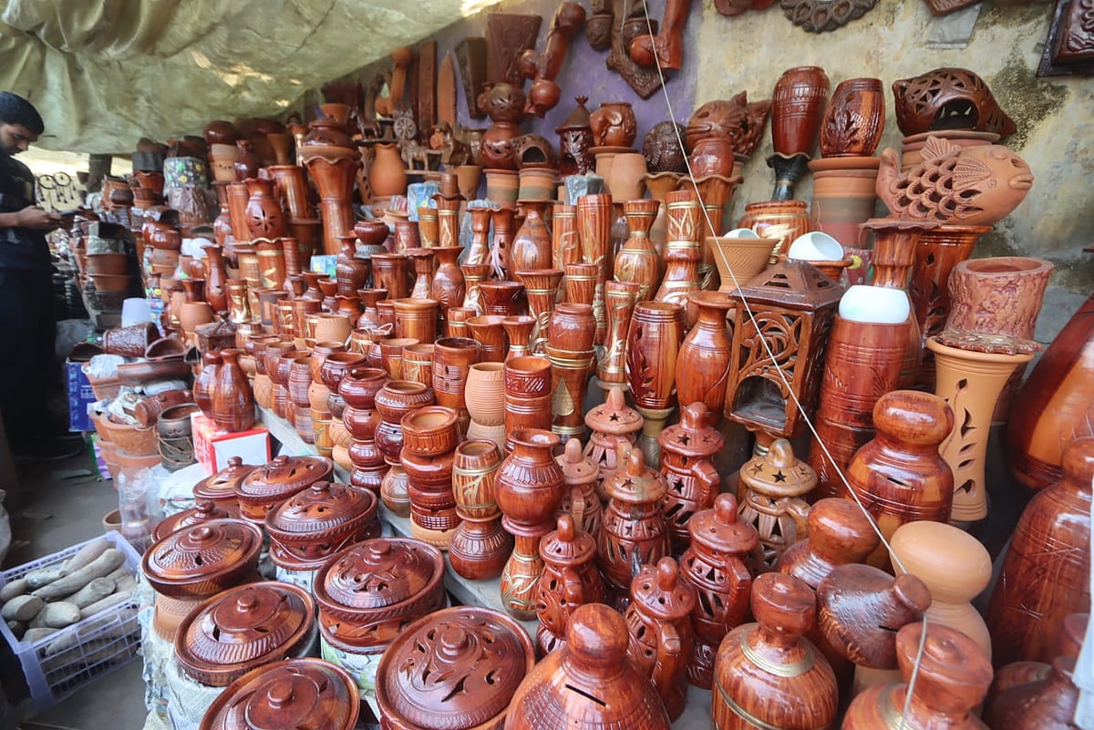 ফুটপাতে মাটির তৈজসপত্র