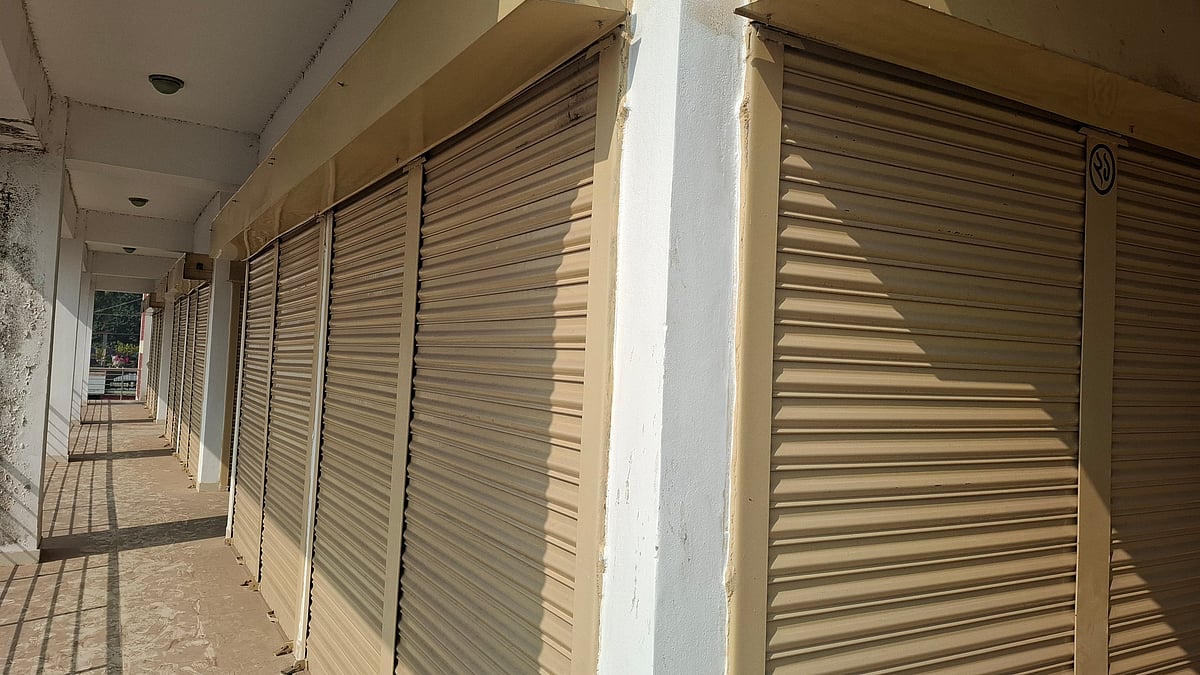 আড়াই কোটি টাকার ‘নেকমরদ’ বাজারে ভবন আছে, ব্যবসা নেই