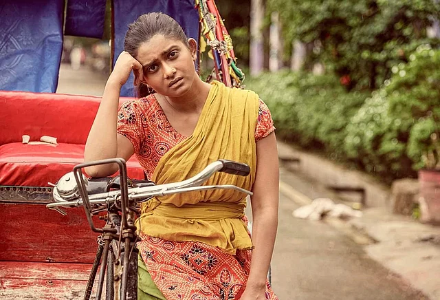 মলিন সালওয়ার কামিজে সত্যিই তানজিন তিশাকে সহসা চেনা যাচ্ছে না