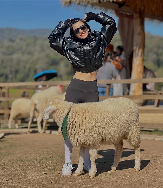 এই লুকের ক্রপড ব্ল্যাক লেদার জ্যাকেটটি এনেছে একধরনের স্ট্রিট-স্টাইল ভাইব, যা হাই-ওয়েস্ট কালো লেগিংসের সঙ্গে পরেছেন অভিনেত্রী । 