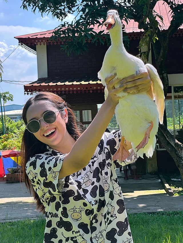 ভ্যাকেশনে গিয়ে হাঁসের সঙ্গে বন্ধুত্ব করেছেন পারশা 