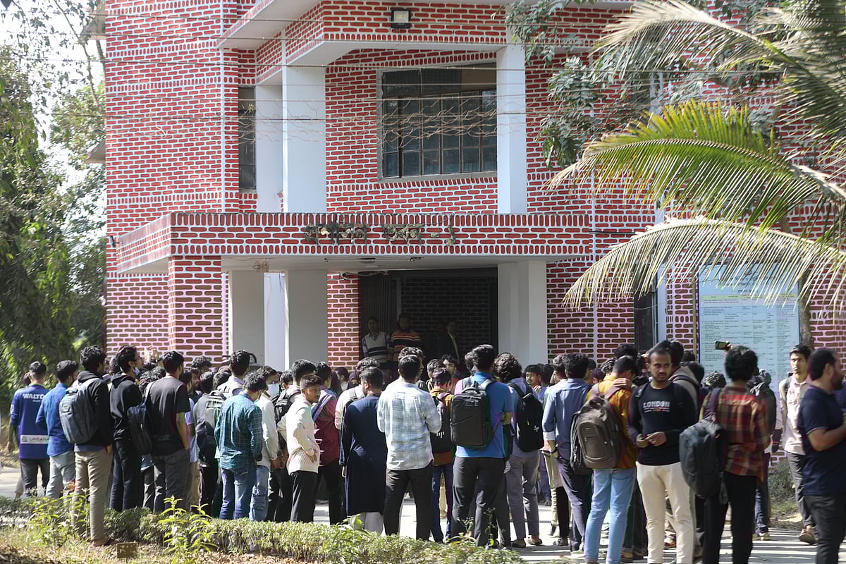 শাকসু নির্বাচন স্থগিত চেয়ে হাইকোর্টে রিট, ক্যাম্পাসে প্রার্থী ও শিক্ষার্থীদের বিক্ষোভ