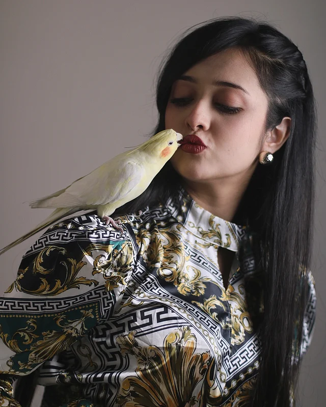 হাইনেক পাফড স্লিভসের ড্রেসের লুকে পোষা পাখির সঙ্গে খুনসুটি করতে দেখা যাচ্ছে পারশাকে