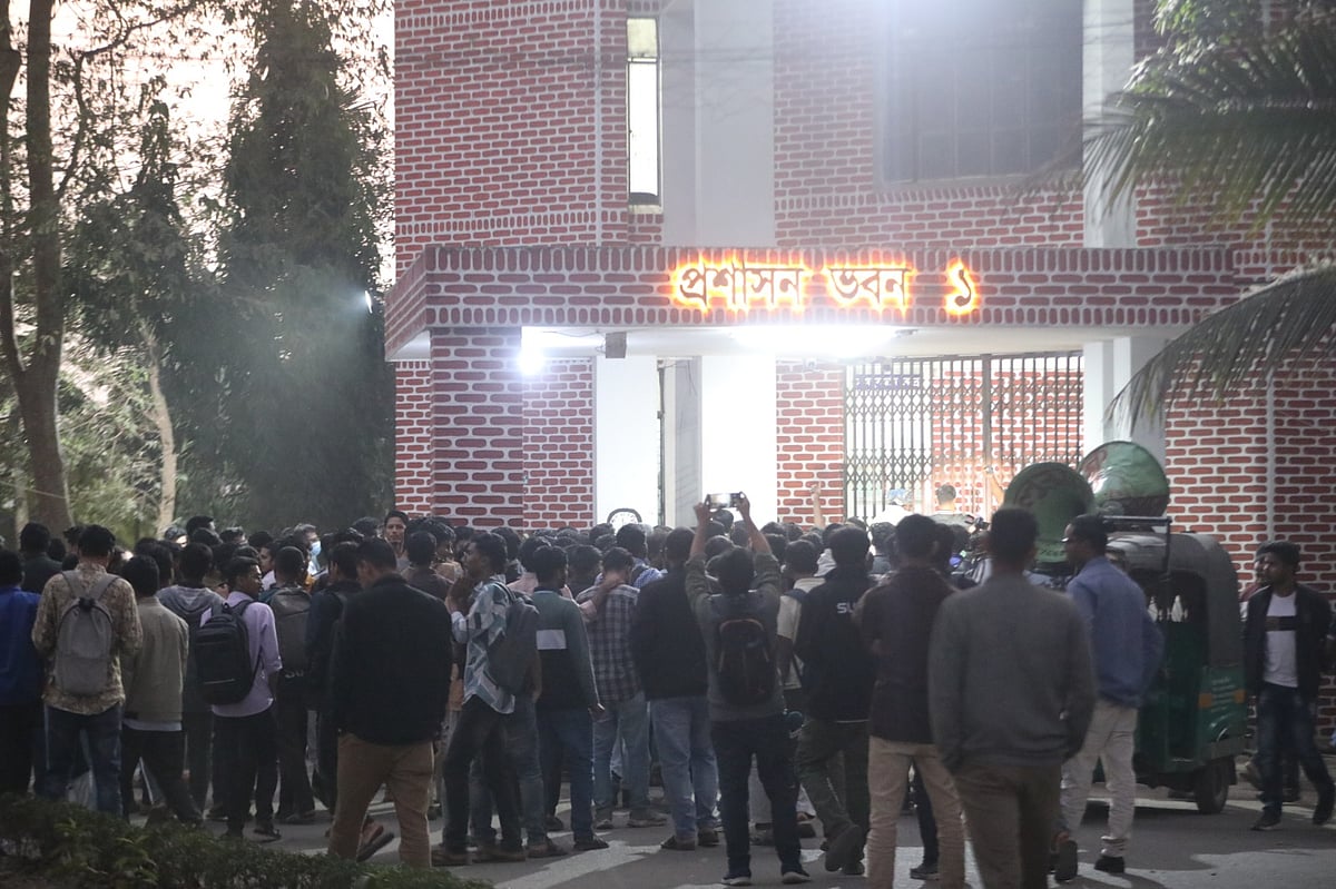 শাকসু নির্বাচন: তোপের মুখে বিএনপিপন্থী শিক্ষক, প্রশাসন ভবনের সামনে শিক্ষার্থীদের অবস্থান