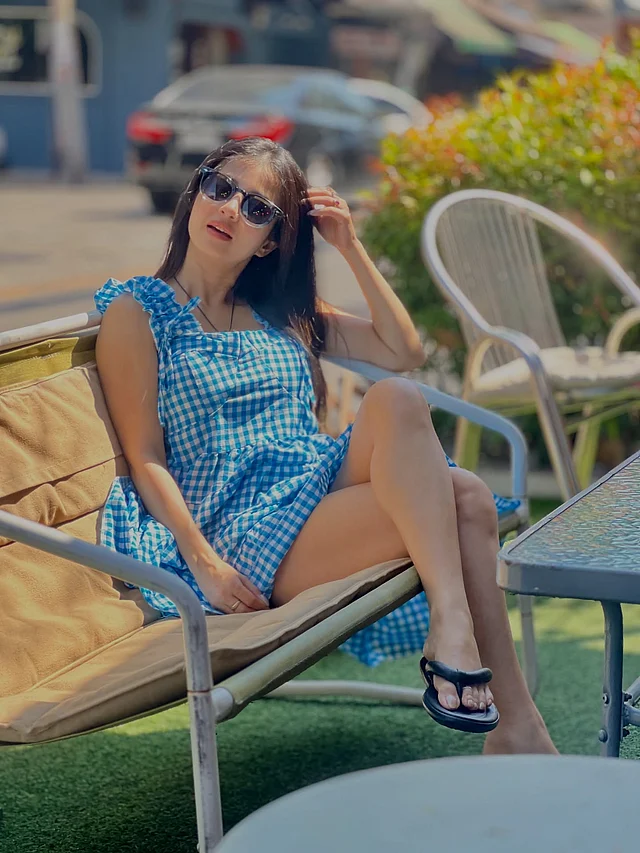 নীল সাদা চেকার্ড মিডি ড্রেসে স্টাইলিশ বার্বির মতই লাগছেন মনামী । চোখে সানগ্লাস আর পায়ে শোভা পাচ্ছে স্লিপার