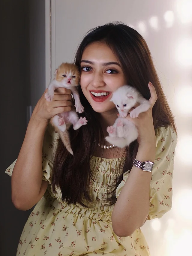 ছোট ছোট বিল্লুছানা হাতে নিয়ে উচ্ছসিত পারশা। পরেছেন স্মকিং করা প্রিন্টেড  ড্রেস