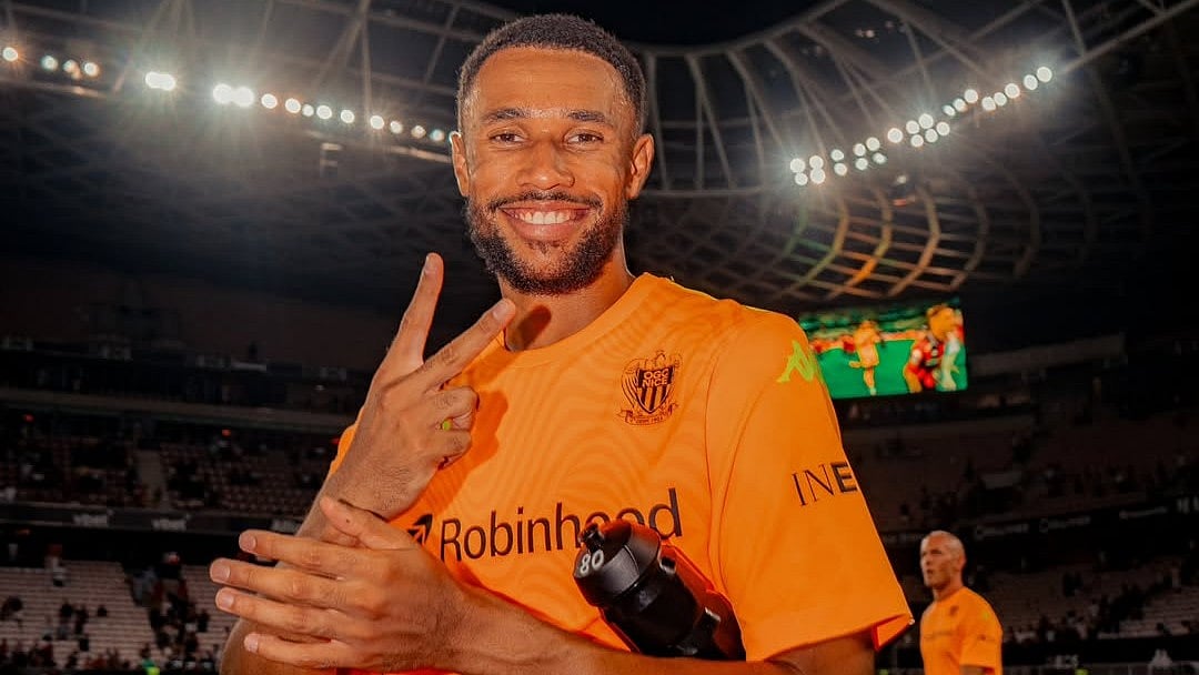 মাঠের বাইরে সতীর্থের তোয়ালে রক্ষা করেই তিনি দেশের শিরোপা জয়ের নায়ক