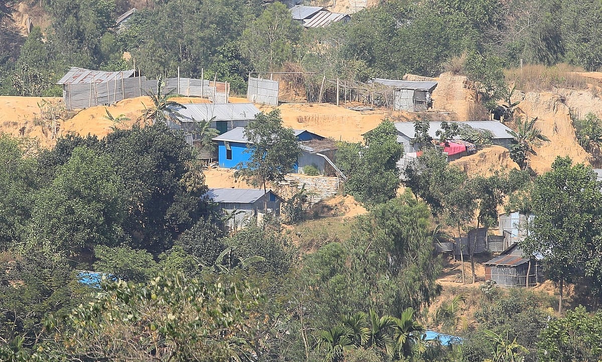 চট্টগ্রামের যে এলাকা পাহারা দেয় সশস্ত্র সন্ত্রাসীরা