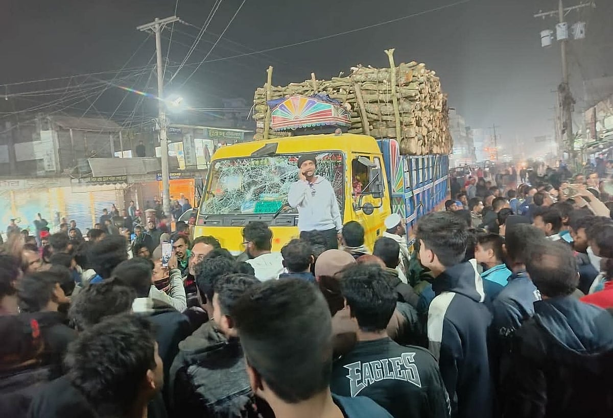 নওগাঁয় ট্রাকচাপায় মা-মেয়ে নিহত, বাবা আহত