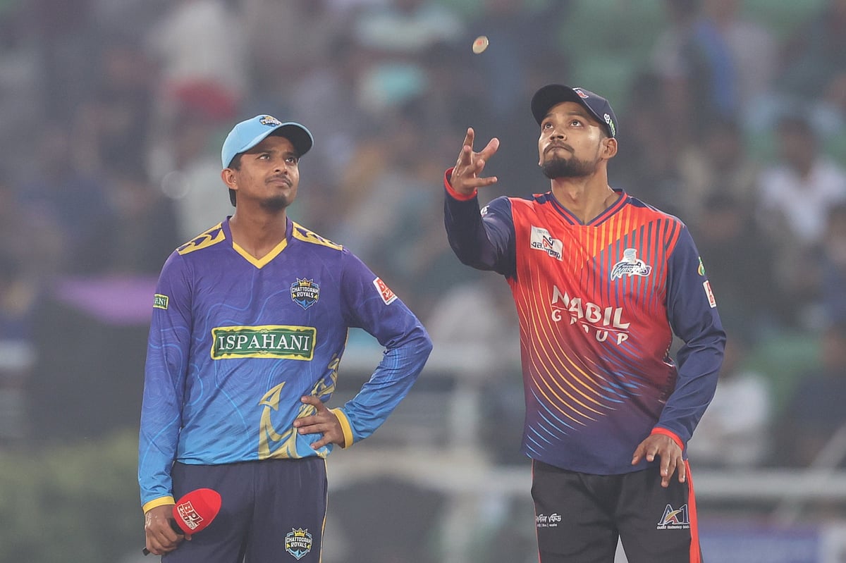 বিপিএল: মেহেদীর জোড়া আঘাত, নাজমুলের পর ফেরালেন মুশফিককে