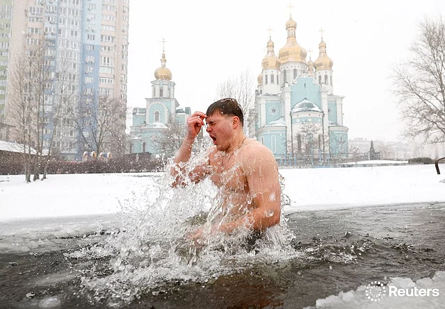 ভালো থাকার জন্য আর রীতি হিসেবে এই কঠিন কাজটি করেন বছরে এবার রাশিয়ানরা