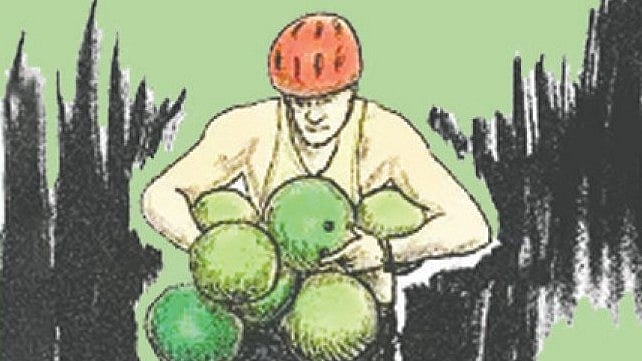 সাতটি বোলিং বল হাতে নিয়ে এক চাকার সাইকেলে