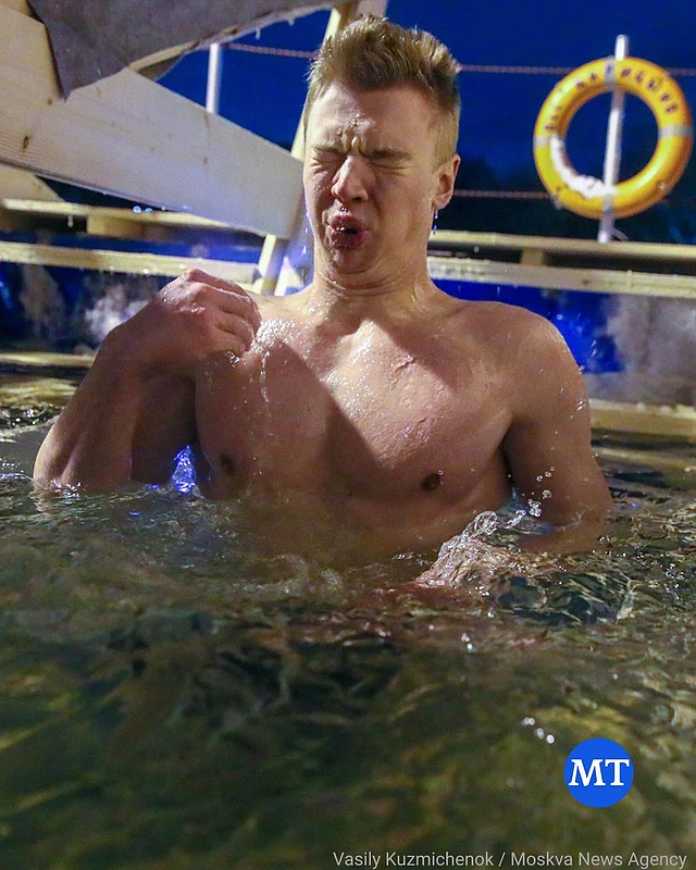 তাঁদের বিশ্বাস, নিয়মিত বরফঠান্ডা পানির সংস্পর্শ রোগপ্রতিরোধ ক্ষমতা বাড়ায় এবং মানসিক দৃঢ়তা তৈরি করে