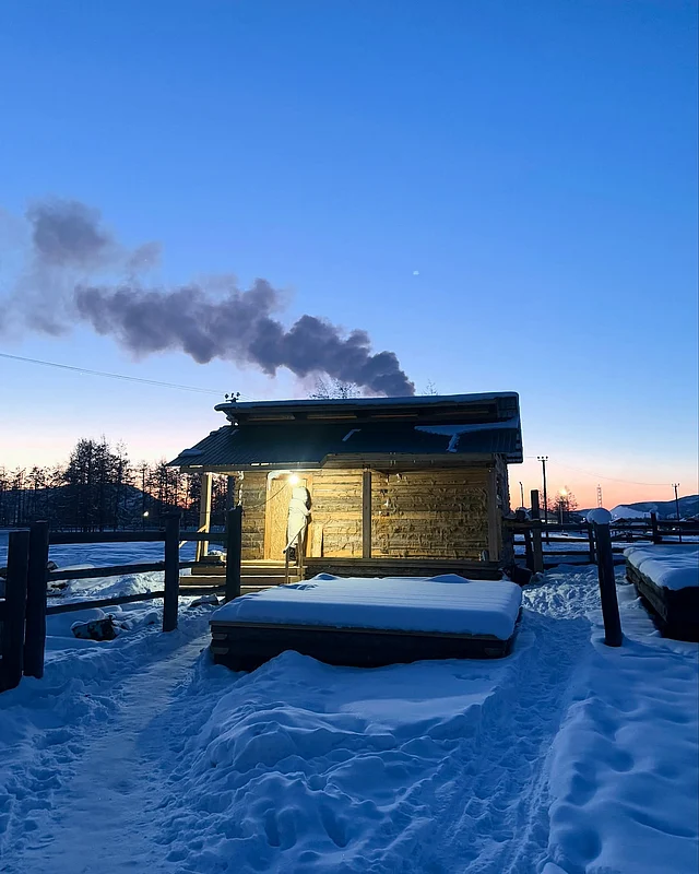 বানিয়া বাথের স্থান। পাশেই বরফে ঝাঁপ দেওয়ার ব্যবস্থা