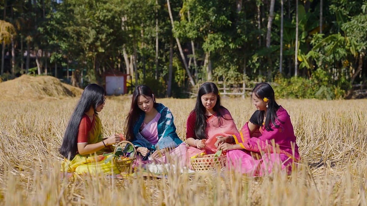 মণিপুরী বিয়েতে যেভাবে সম্পন্ন হয় কনের ‘মালা গাঁথা’র আনুষ্ঠানিকতা | স্যান্ডালিনা বর্ণিল বিয়ে : সিজন–৩