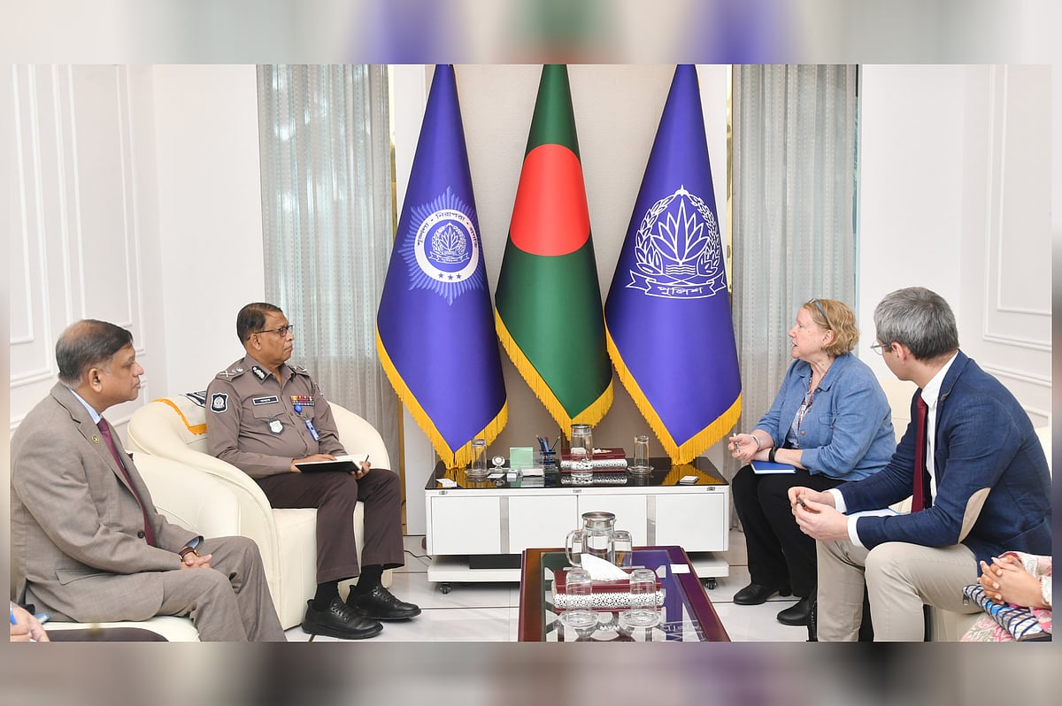 পুলিশ সদর দপ্তরে পুলিশের মহাপরিদর্শক (আইজিপি) বাহারুল আলমের সঙ্গে সাক্ষাৎ করেন ইউনেসকোর প্রতিনিধিদল। ঢাকা, ২০ জানুয়ারি  