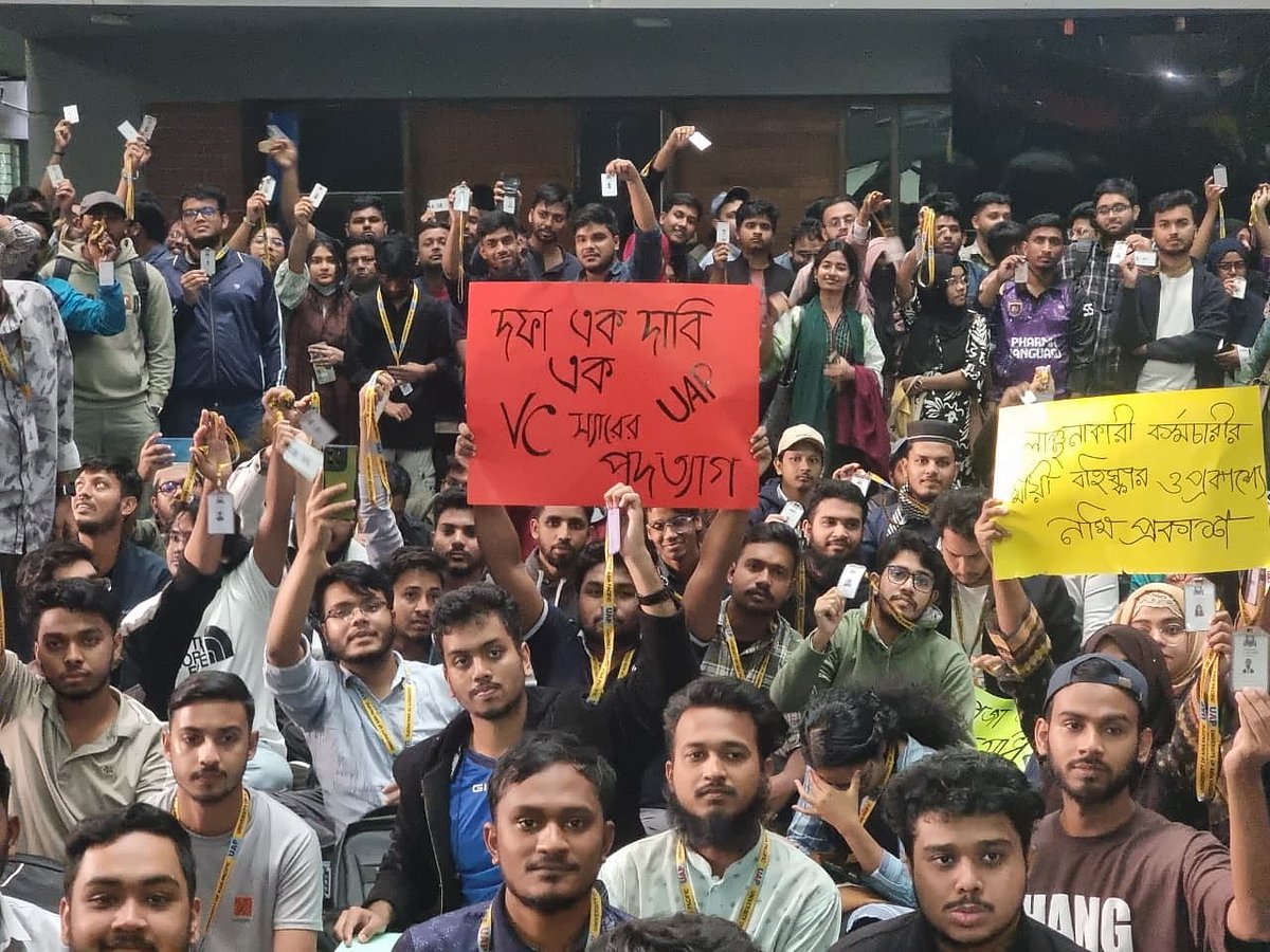 এবার উপাচার্যের পদত্যাগ দাবি এশিয়া প্যাসিফিকের আন্দোলনকারীদের