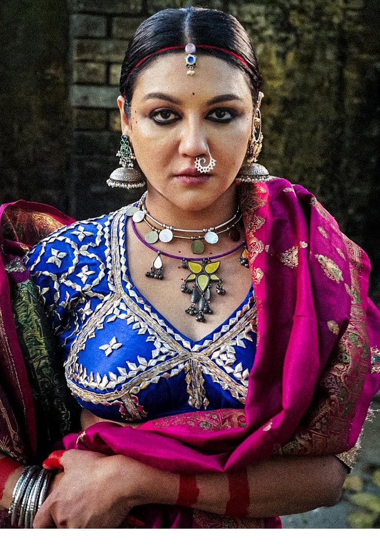 ট্রাইবাল ফিউশন লুকে চোখ ধাঁধালেন জয়া