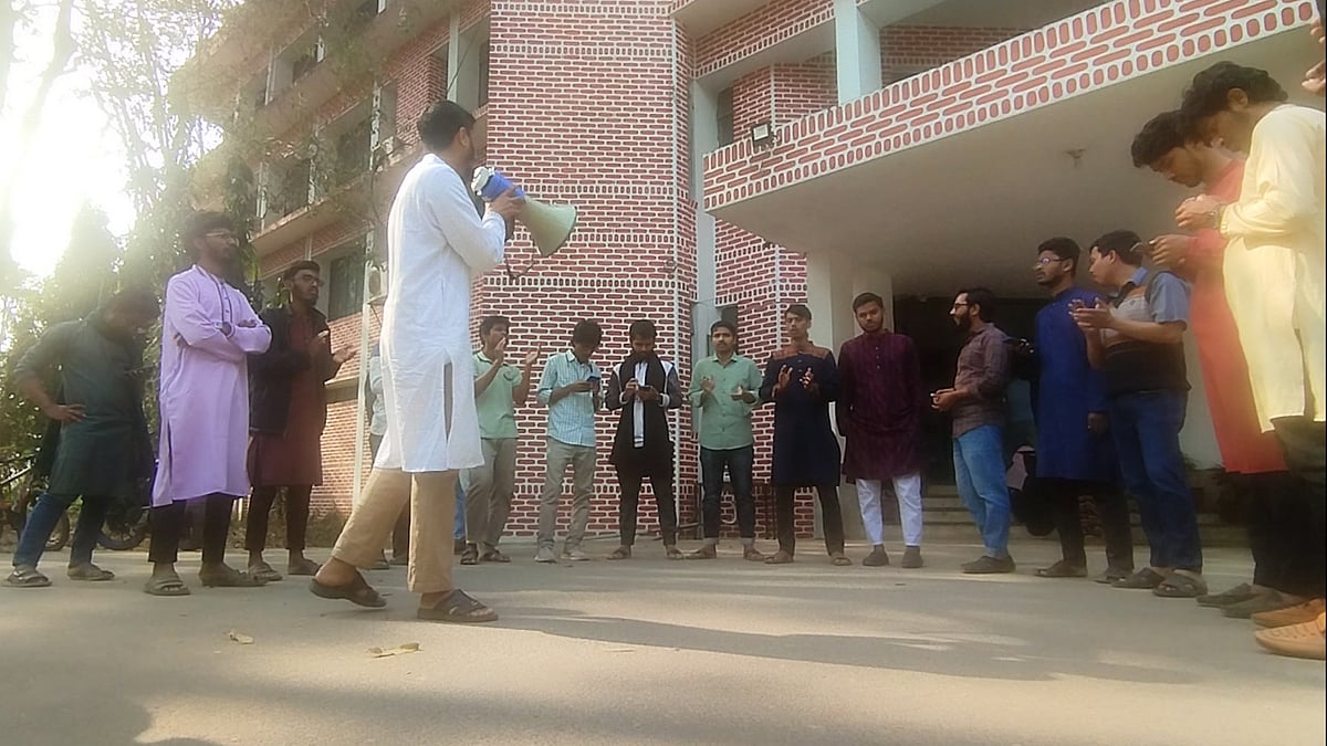 শাকসু নির্বাচন: শিক্ষার্থীদের বিক্ষোভ, ‘দালাল দালাল’ স্লোগান