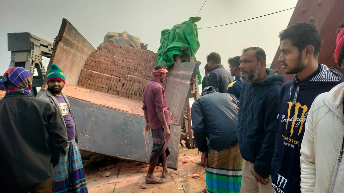 ভূরুঙ্গামারীতে সোনাহাট বেইলি সেতুর পাটাতন ভেঙে যান চলাচল বন্ধ