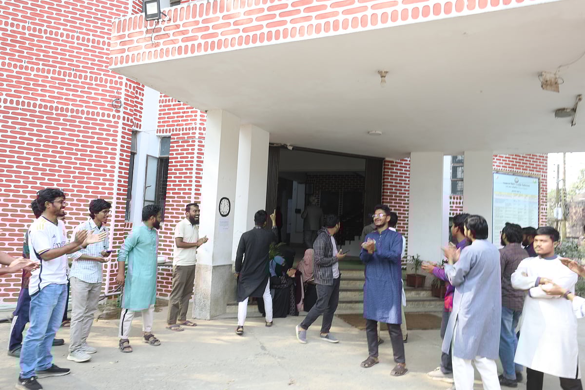 শাকসু নির্বাচনের দাবিতে শিক্ষার্থীদের বিক্ষোভ, ‘দালাল দালাল’ স্লোগান