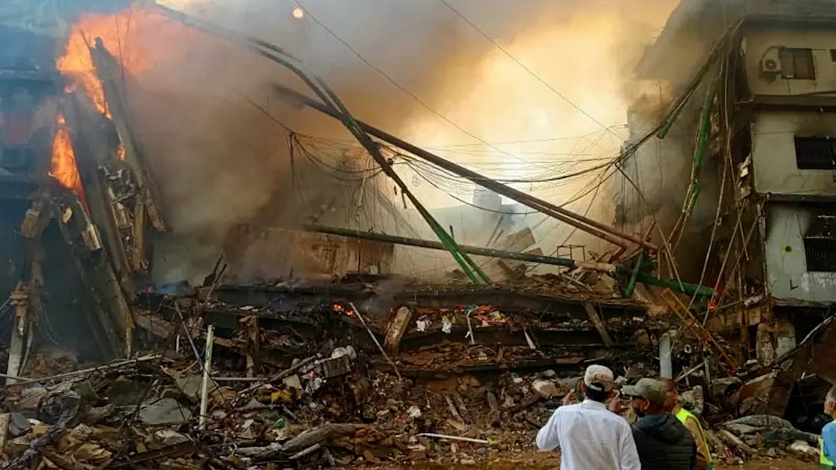 করাচিতে অগ্নিকাণ্ডের ঘটনায় নিহত বেড়ে ২৩