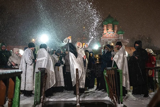  একজন পুরোহিত ক্রুশ ও প্রার্থনার মাধ্যমে পানিকে পবিত্র করেন
