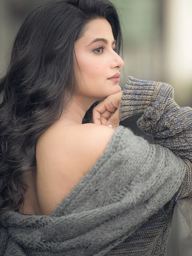 চোখে হালকা ধূসর নীল আইশ্যাডো, কাজল আর ম্যাট ন্যুড শেডের মেরুন ঠোঁটে মোহনীয় লাগছেন এই অভিনেত্রী