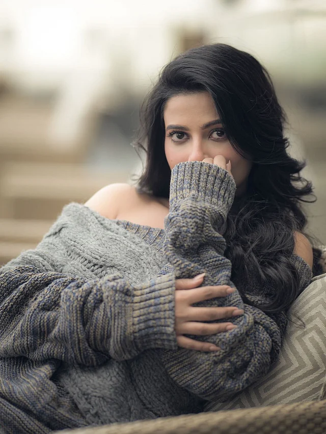 হালকা হালকা শীতে চাংকি বুননের উলের সোয়েটারের ওম উপভোগ করছেন উষসী