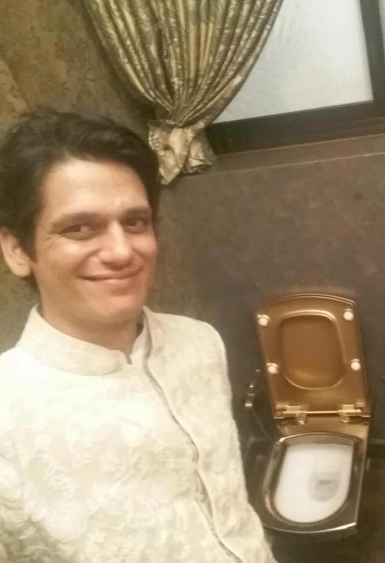 বলিউডের সবচেয়ে বড় তারকার ঝকঝকে সোনালি প্রক্ষালনকক্ষের ছবি এখন ভাইরাল, কিন্তু কে তিনি