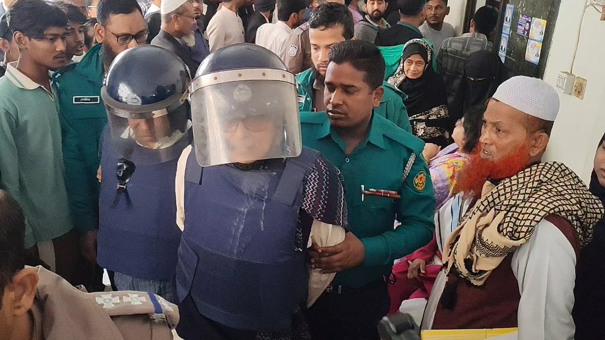 রাষ্ট্রপক্ষের শুনানি শুনে হাসলেন মেনন ও মানিক