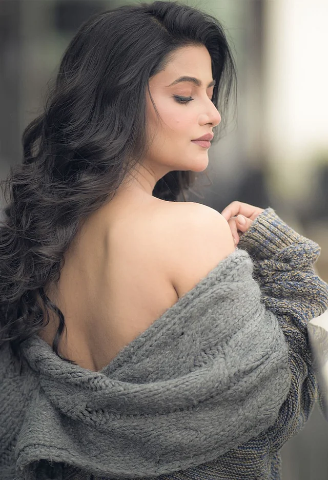 ব্যাকলেস লুকে টিজ করতে ছাড়েন নি এই লাস্যময়ী অভিনেত্রী খোলা ওয়েভি চুলে