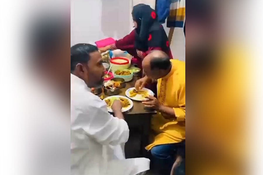 হাজতখানায় দুই আওয়ামী লীগ নেতার ভূরিভোজের আয়োজন, পাঁচ পুলিশ সদস্য বদলি