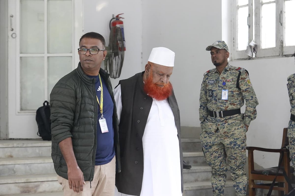 ট্রাইব্যুনালে আত্মসমর্পণ করতে আবুল কালাম আজাদের আবেদন