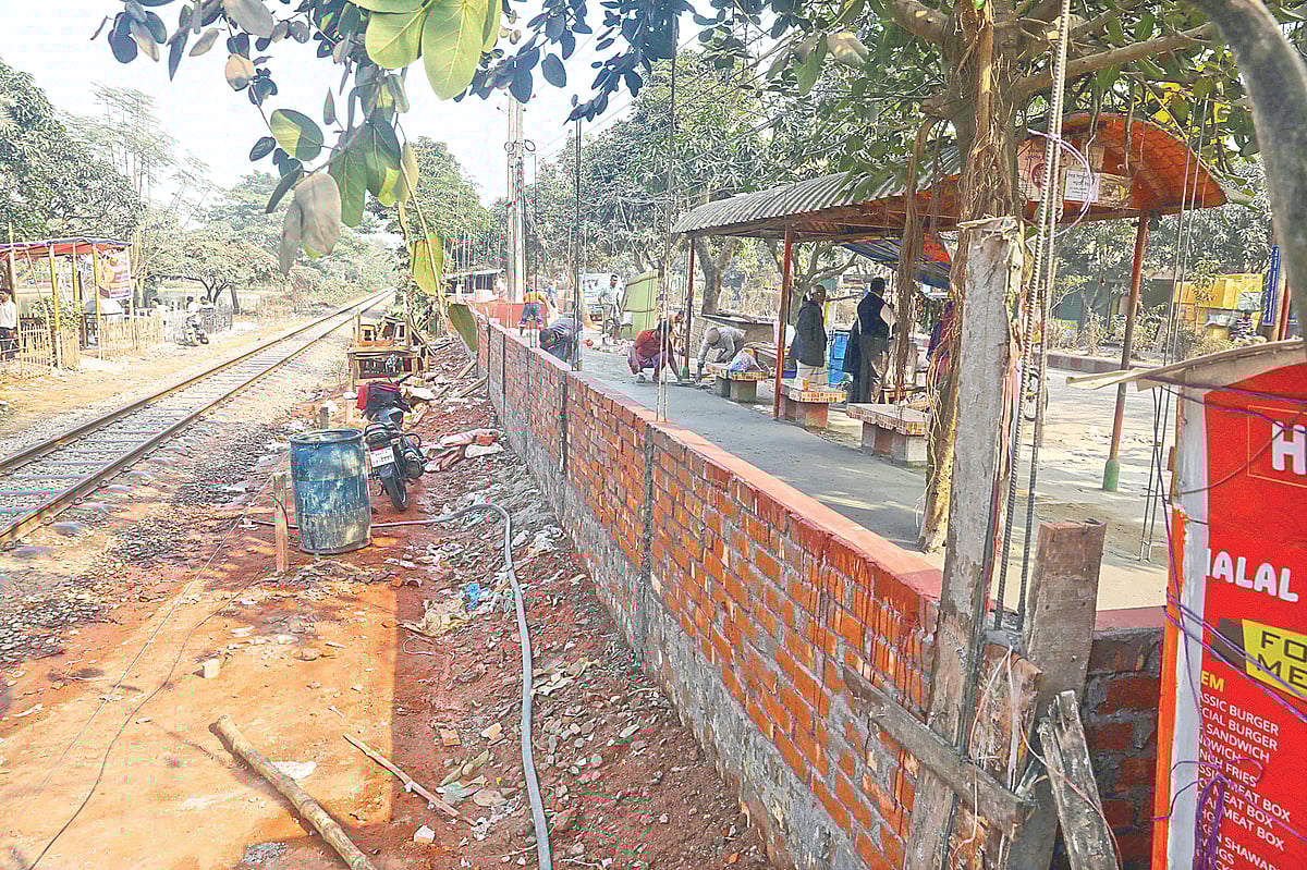 বগুড়ায় রেলের জায়গা ও জলাধার ‘দখল’, অবৈধ স্থাপনা নির্মাণ