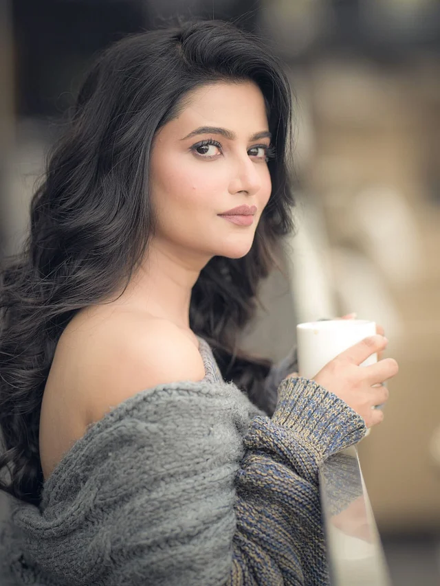 অফ দ্য শোল্ডার ধূসর শেডের সোয়েটারের সঙ্গী হয়েছে এক কাপ উষ্ণ কফি