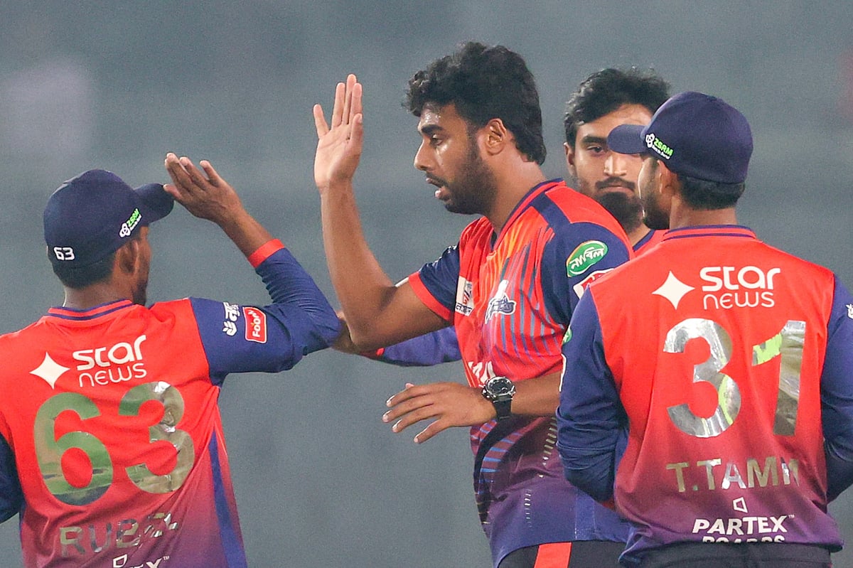 বিপিএল: একাই পাঁচ ক্যাচ ধরলেন ফারহান, গড়লেন বিশ্ব রেকর্ড, শেষ ওভারে সিলেটের লাগবে ২৪ রান