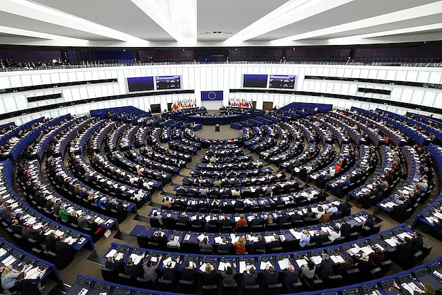 গ্রিনল্যান্ড ঘিরে উত্তেজনা: যুক্তরাষ্ট্রের সঙ্গে বাণিজ্যচুক্তি অনুমোদনের কাজ স্থগিত করছে ইইউ