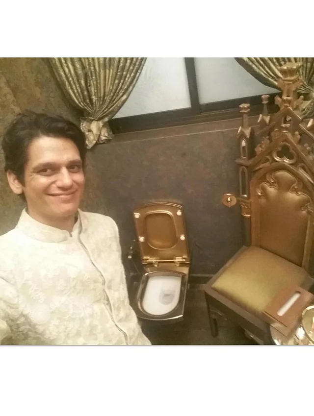 ঝকঝকে সোনালি কমোডের সঙ্গে এই  ছবি এখন ভাইরাল 