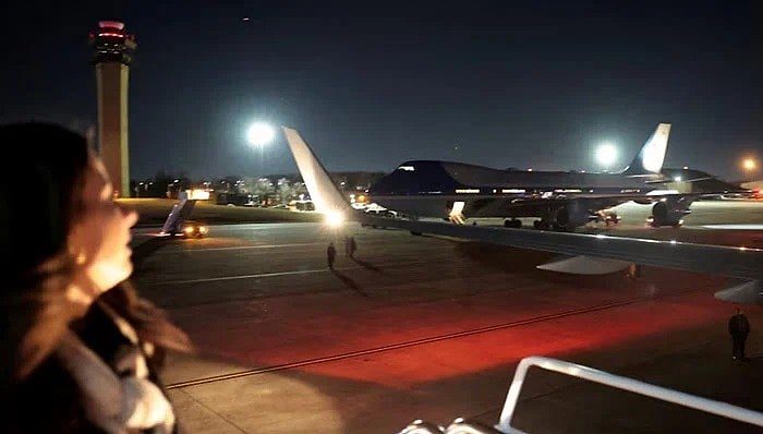 মাঝ আকাশ থেকে কেন আবার ঘাঁটিতে ফিরে গেল ট্রাম্পের উড়োজাহাজ