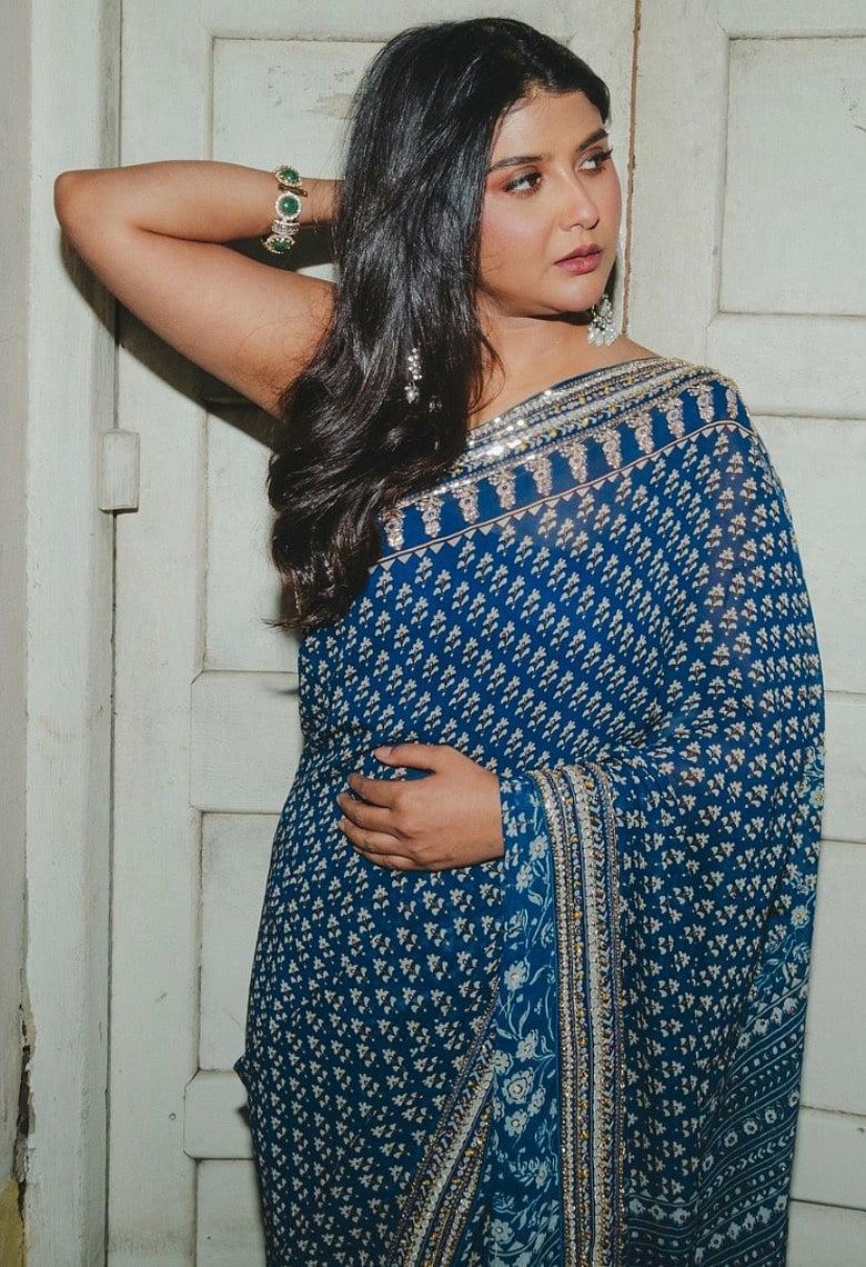 নতুন বছরের নতুন লুকে মুগ্ধ করলেন নীল পার্নো